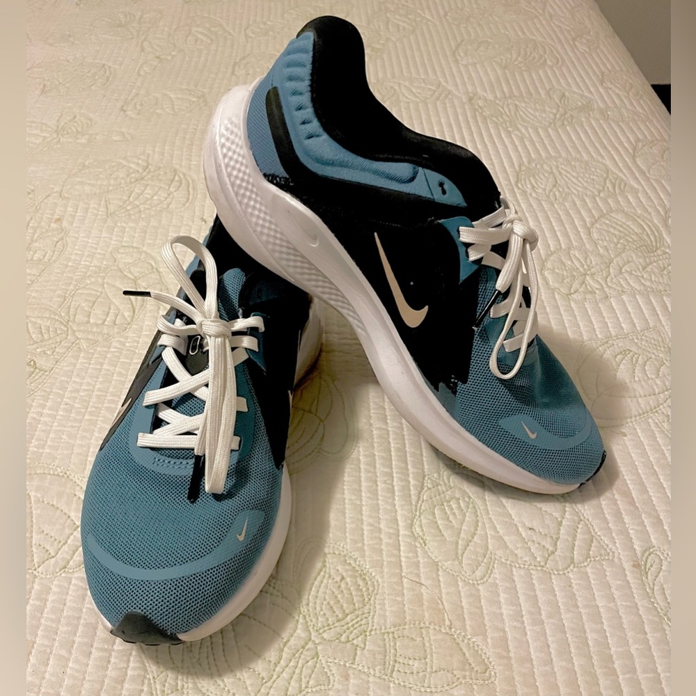 Nike teal/black running/training women’s tennis shoe, size 7